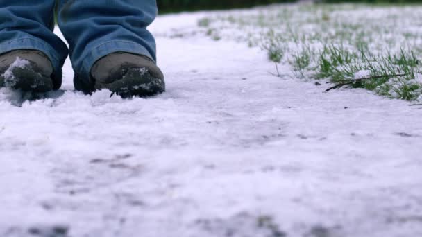 Karda Ayaklar Tepiniyor Sıcak Ortam Için Yavaş Çekim Seçici Odak — Stok video
