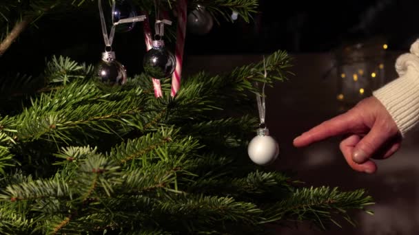Evdeki Noel Ağacını Süslemek Mücevher Şeker Kamışı Yavaş Çekim Seçici — Stok video