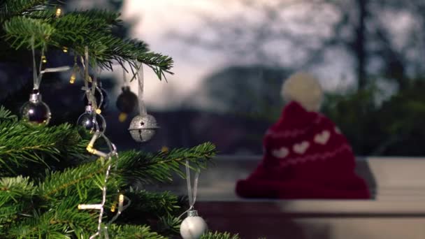 Julgran Hemmet Framför Fönstret Medium Skott Slow Motion Selektivt Fokus — Stockvideo