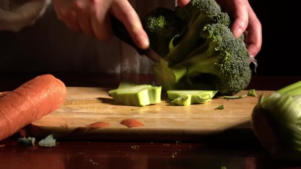 Γυναίκα Κοπής Σέλερι Λαχανικά Για Σούπα Κοντά Πυροβόλησε Επιλεκτική Εστίαση — Αρχείο Βίντεο