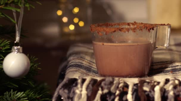 Forró Csokoládé Ital Töltése Karácsonyi Ünnepi Jelenetben Közepes Felvétel Lassított — Stock videók