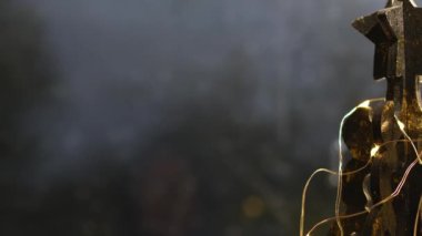 Kar yağarken pencerede Noel süslemesi Yavaş çekim seçici odak