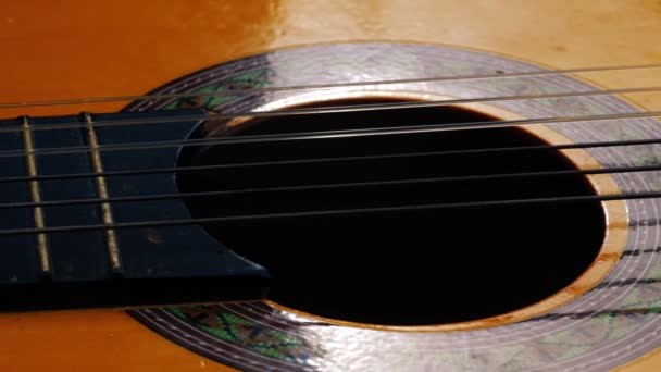 Κλασσικές Χορδές Κιθάρα Μέσο Πλάνο Ζουμ Επιλεκτική Εστίαση — Αρχείο Βίντεο