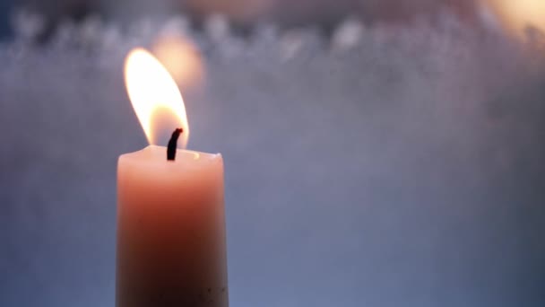 Κερί Τρεμοπαίζει Στο Κρύο Φόντο Παράθυρο Του Χειμώνα Κλείστε Μέχρι — Αρχείο Βίντεο