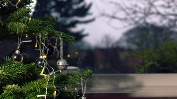Árbol Navidad Casa Frente Ventana Con Adornos Bastón Caramelo Zoom — Vídeo de stock