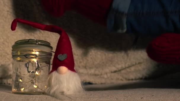 Füße Weihnachtssocken Auf Sofa Medium Shot Zoom Zeitlupe Selektiver Fokus — Stockvideo