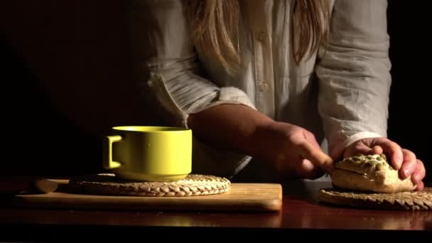 Jadalnia Sama Krojenie Chleba Misce Zupy Średniej Zoom Shot Selektywne — Wideo stockowe
