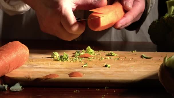Mujer Picando Zanahorias Cerca Zoom Tiro Enfoque Selectivo — Vídeo de stock