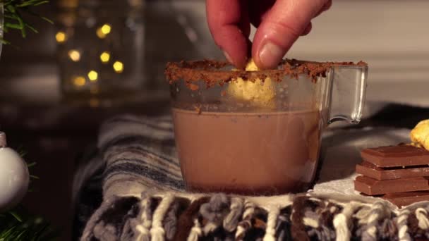 Galleta Dunking Hot Chocolate Primer Plano Zoom Tiro Cámara Lenta — Vídeo de stock