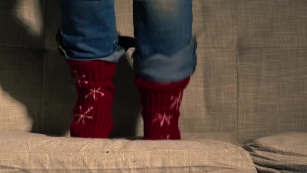 Voeten Springen Neer Vieren Kerst Zoom Shot Slow Motion Selectieve — Stockvideo