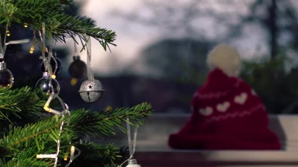 Vánoční Strom Doma Před Oknem Střední Zoom Záběr Zpomalený Pohyb — Stock video
