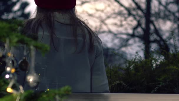 Choinka Domu Przed Oknem Kobietą Noszącą Świąteczny Kapelusz Średni Zoom — Wideo stockowe