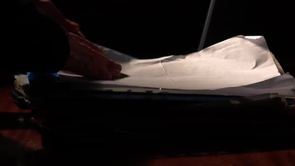 Nézi Halom Papír Fájlokat Asztalon Sötét Szobában Közelkép Portré Lassított — Stock videók