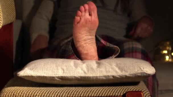 Frau Pyjama Legt Füße Hoch Und Entspannt Sich Mit Tasse — Stockvideo
