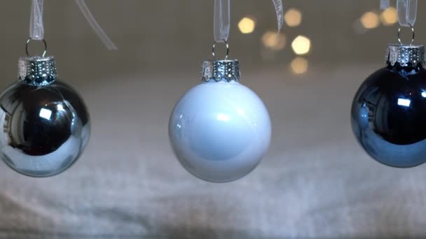 Boules Noël Bleues Sur Fond Bokeh Doré Gros Plan Zoom — Video
