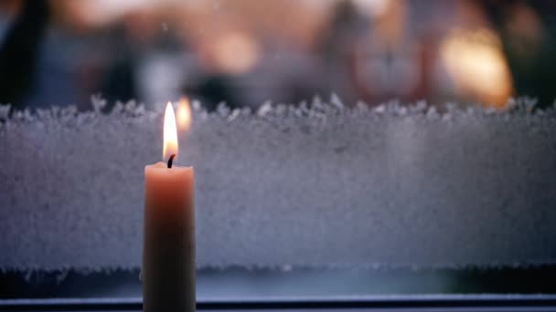 Kerze Flackert Kalten Winter Fenster Hintergrund Medium Zeitlupe Selektiver Fokus — Stockvideo