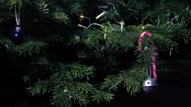 Weihnachtsbaum Hause Mit Christbaumkugeln Und Zuckerrohr Medium Shot Zeitlupe Selektiver — Stockvideo