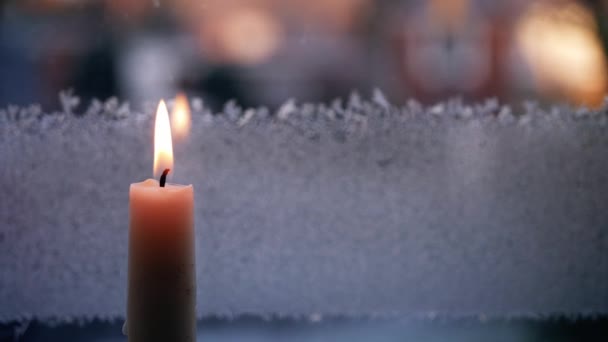 Kerze Flackert Kalten Winter Fenster Hintergrund Medium Zeitlupe Selektiver Fokus — Stockvideo