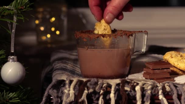 Dunking Cookie Chocolate Caliente Cerca Tiro Cámara Lenta Enfoque Selectivo — Vídeo de stock