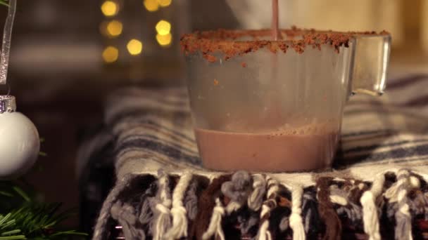 圣诞佳节现场倒入热巧克力饮料中焦镜头慢动作选择性聚焦 — 图库视频影像