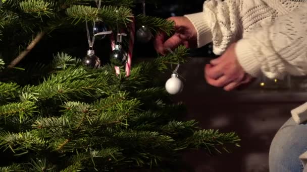 Διακόσμηση Χριστουγεννιάτικο Δέντρο Στο Σπίτι Μπιχλιμπίδια Και Καραμέλα Ζαχαροκάλαμο Μέσο — Αρχείο Βίντεο