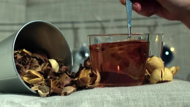 Mieszanie Gorący Napój Herbaty Jesienią Scena Zbliżenie Strzał Selektywny Ostrość — Wideo stockowe