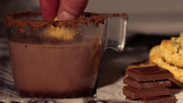 Dunking Cookie Hot Chocolate Zbliżenie Zoom Strzał Slow Motion Selektywny — Wideo stockowe