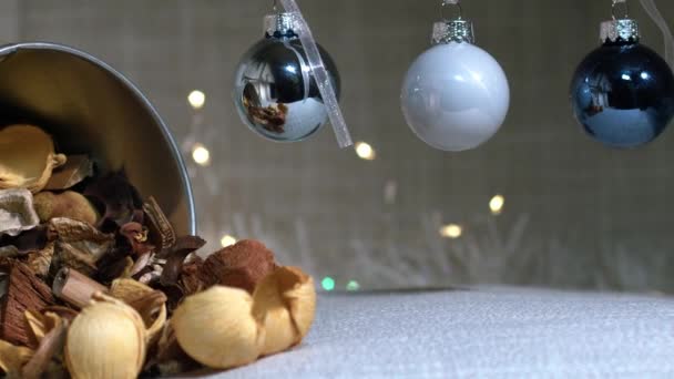 Blå Jul Grannlåt Med Pott Pourri Dekoration Zoom Slow Motion — Stockvideo