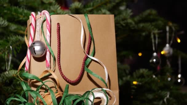Χριστουγεννιάτικη Τσάντα Δώρο Και Κορδέλες Για Εορταστική Bokeh Φόντο Dolly — Αρχείο Βίντεο