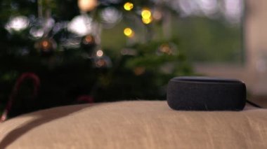 Noel arkaplan ortamında oynayan ev akıllı ses aygıtı 4k kule seçici odak noktası