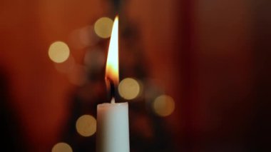 Noel ağacı ile mum bokeh ışık arkaplan ortam 4k seçici odak noktası