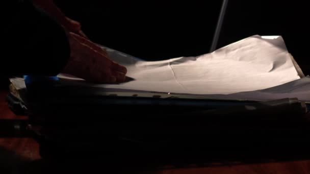 Дивлячись Купу Паперових Файлів Столі Темній Кімнаті Крупним Планом Збільшити — стокове відео