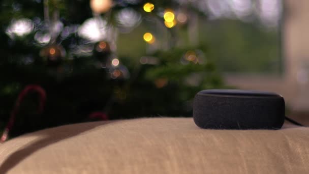 家庭智能语音设备播放圣诞背景音乐4K娃娃投篮选择焦点 — 图库视频影像