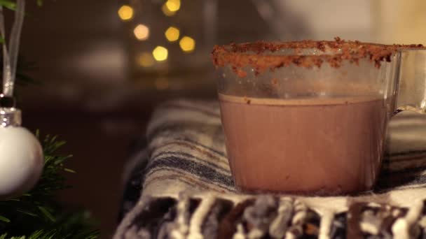 圣诞喜庆气氛中的热巧克力饮料近距离拍摄镜头慢镜头选择性聚焦 — 图库视频影像