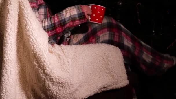 Mujer Relajante Silla Con Bebida Caliente Navidad Medio Tiro Enfoque — Vídeos de Stock