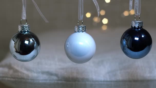 金色背景下的蓝色圣诞波折慢动作选择性聚焦 — 图库视频影像