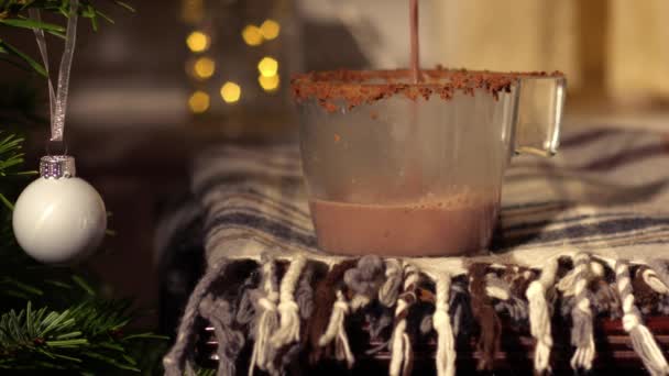 Verter Chocolate Caliente Bebida Navidad Escena Festiva Medio Tiro Cámara — Vídeo de stock