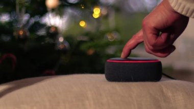 Noel arkaplan ortamında oynayan ev akıllı ses aygıtı 4k seçici odak noktası
