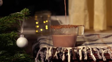 Noel şenlik sahnesinde Sıcak Çikolata içeceği 4k. Ağır çekim seçici odak noktası
