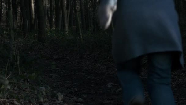 Испуганная Женщина Бежит Через Темные Леса Широкий Выстрел Близко Замедленного — стоковое видео