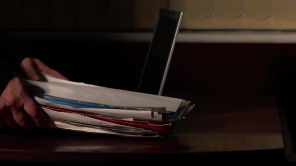 Blick Auf Stapel Von Papierakten Auf Dem Schreibtisch Dunklen Raum — Stockvideo
