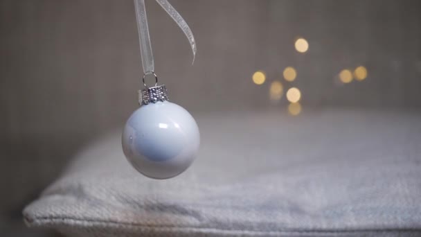 Beyaz Noel Mücevheri Altın Bokeh Işıkları Yavaş Çekimde Seçici Odak — Stok video
