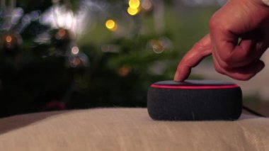 Noel arkaplanında oynayan ev akıllı ses aygıtı seçici odaklanma görüntüsü