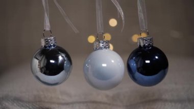 Altın bokeh arka planda mavi Noel mücevherleri yavaş çekimde seçici odaklanma 