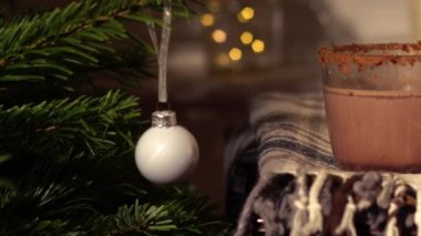 Noel sahnesinde sıcak çikolatalı içecek. Orta boy. Yavaş çekimde seçici odak noktası.