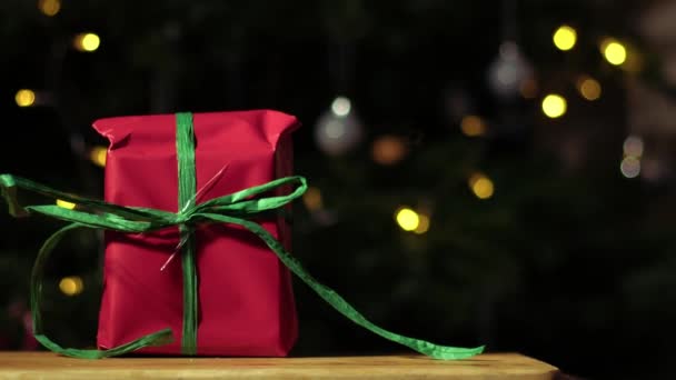 Kerstcadeau Verpakt Rood Groen Feestelijke Bokeh Achtergrond Medium Zoom Selectieve — Stockvideo
