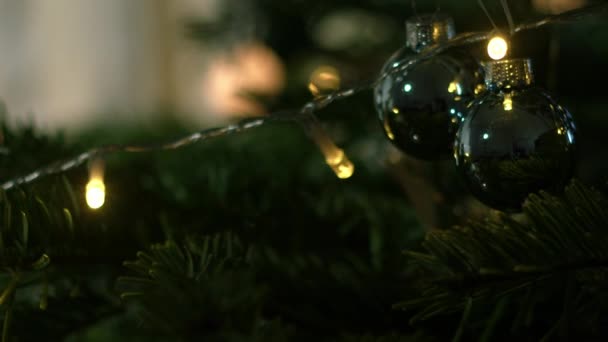 Karácsonyfa Otthon Baubles Cukornád Közelkép Zoom Lövés Lassított Felvétel Szelektív — Stock videók