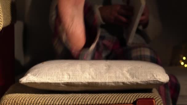 Γυναίκα Βάζει Πόδια Και Χαλαρώνει Ένα Βιβλίο Ζουμ Αργή Κίνηση — Αρχείο Βίντεο