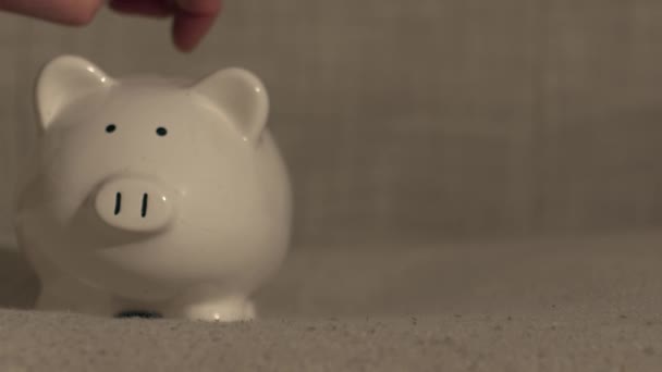 Mão Colocando Moedas Poupança Banco Piggy Fechar Tiro Foco Seletivo — Vídeo de Stock