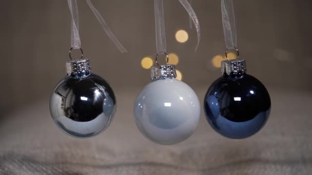 Altın Bokeh Arka Planda Mavi Noel Mücevherleri Yavaş Çekimde Seçici — Stok video
